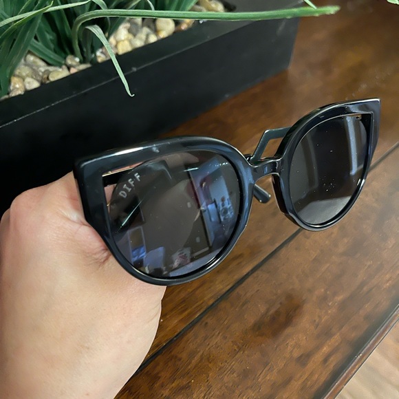 DIFF sunglasses - Picture 2 of 3